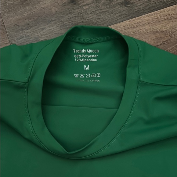 Green Long Sleeve Women's Top - Picture 2 of 3